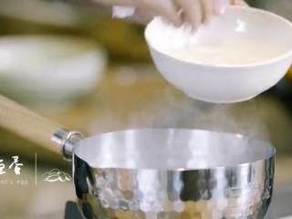 17、传统葱烧海参&乌鱼蛋汤,7.热水锅中依次放入盐、勾芡、乌鱼蛋搅拌