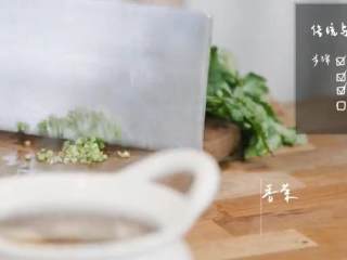 18、传统葱烧海参&乌鱼蛋汤,8.将乌鱼蛋盛出搅拌，香菜切末摆盘，完成。