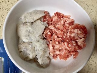2、#春节健康菜#财源滚滚虾滑酿香菇,虾滑和肉末装入碗里