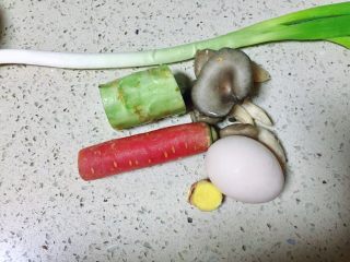 3、#春节健康菜#财源滚滚虾滑酿香菇,准备配料食材