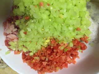 5、#春节健康菜#财源滚滚虾滑酿香菇,全部放入虾滑碗里