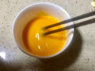 6、#春节健康菜#财源滚滚虾滑酿香菇,将鸡蛋打散