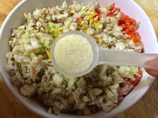 7、#春节健康菜#财源滚滚虾滑酿香菇,蛋液放入碗里再放入适量的调味盐