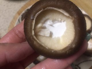 11、#春节健康菜#财源滚滚虾滑酿香菇,香菇洗净,除去根蒂