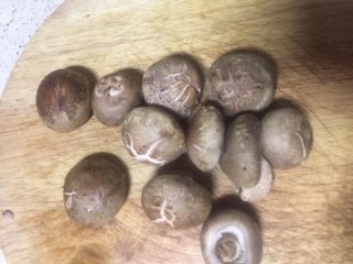 10、#春节健康菜#财源滚滚虾滑酿香菇,12颗香菇刚刚好能放在一个盘子里