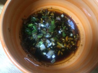 13、#春节健康菜#财源滚滚虾滑酿香菇,取碗加入耗油生抽芝麻油和大葱粒搅拌均匀