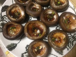15、#春节健康菜#财源滚滚虾滑酿香菇,每个香菇里加入调料