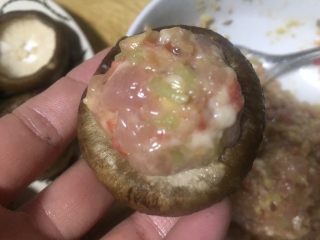 16、#春节健康菜#财源滚滚虾滑酿香菇,用舀把调好的肉糜舀进香菇里
