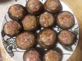 17、#春节健康菜#财源滚滚虾滑酿香菇,每个香菇都舀上饱满的虾滑