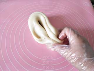 2、酥掉渣的蛋黄酥，月饼季做起来,油皮材料混合，用折叠和摔打的方法，让面团出膜。油皮油酥都做好后，保鲜膜盖好，放置30分钟。夏天需要冷藏。