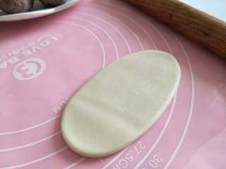 7、酥掉渣的蛋黄酥，月饼季做起来,取第一个，正面擀开。