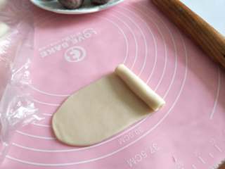 9、酥掉渣的蛋黄酥，月饼季做起来,卷起。