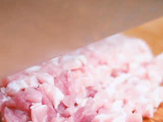 2、瑞典肉丸,猪肉切末。