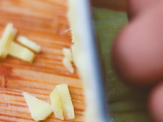 3、瑞典肉丸,切姜。