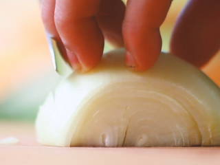 6、瑞典肉丸,洋葱切丁。