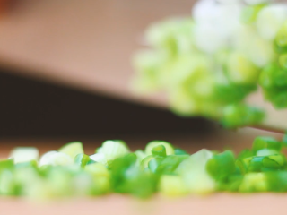 7、瑞典肉丸,切葱花。