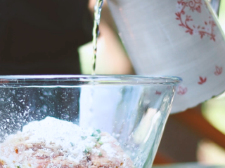 9、瑞典肉丸,加水，搅拌均匀。