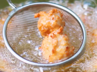 11、瑞典肉丸,下油锅炸肉丸，炸至肉丸浮起捞出。