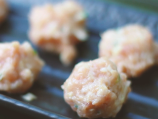 10、瑞典肉丸,手套上粘上水防止肉黏在手套上，捏出一个个肉丸。