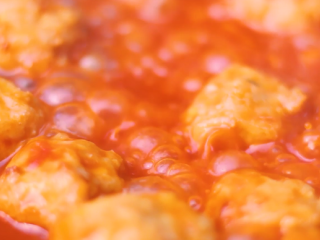 12、瑞典肉丸,炒洋葱，加入番茄酱、肉丸，翻炒，加糖、白醋调味，煮至收汁。