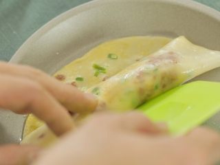 12、宝宝版牛肉肠粉,移出平盘，用刮板等工具将肠粉卷起，完成主要部分的制作。