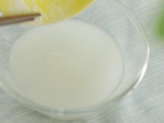 14、宝宝版牛肉肠粉,趁着蒸制肠粉的间隙，我们来调制肠粉的“灵魂”，美味酱汁的制作。8g玉米淀粉加入200g清水中调成水淀粉。