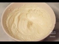 9、奶酪面包,烤好的面包取出放室温，划十字切开。