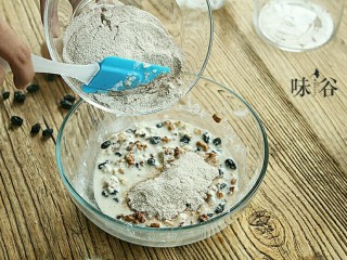 8、全麦核桃面包,全麦粉分三次倒入。一边倒入一边搅拌。