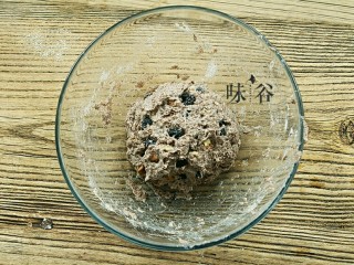 10、全麦核桃面包,不用揉面，只要揉成圆形面团，盖上保鲜膜放置40分钟等待发酵（天气热了有时20或30分钟就差不多了）