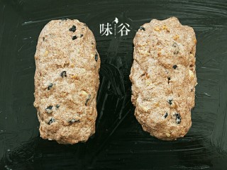 12、全麦核桃面包,分成2个小面团揉成椭圆形，烤盘抹上一点黄油，面团放上面，再发酵20分钟，180度烤30分钟。