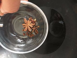 6、【红烧偏口鱼】富含蛋白质补充能量的高考餐,先放入大料花椒