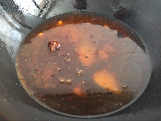 11、【红烧偏口鱼】富含蛋白质补充能量的高考餐,加入水，水的量自己控制，要没过鱼