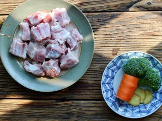 1、排骨面,准备好食材