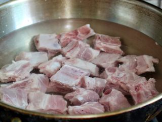 2、排骨面,排骨洗净冷水下锅焯水