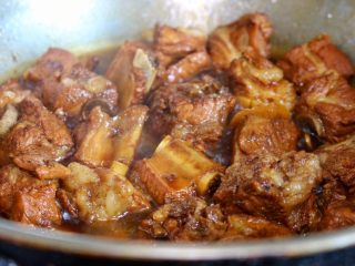 6、排骨面,炖至汤汁浓稠即可。