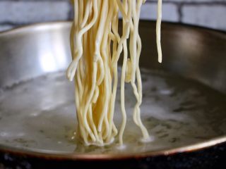9、排骨面,另起一锅,倒入清水,开始下面条