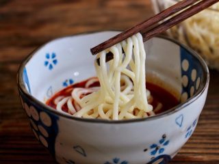 11、排骨面,取一面碗,加入一汤勺排骨汤汁,两小勺老干妈酱,两汤勺面汤水。再放入面条,排骨和配菜即可