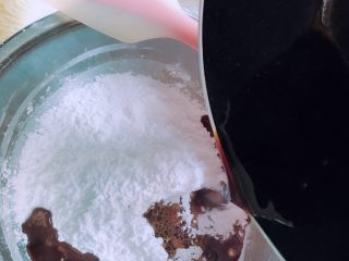 3、网红爆浆珍珠蛋糕,倒入木薯粉中