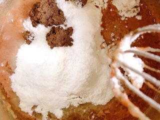 9、网红爆浆珍珠蛋糕,放入10g砂糖，筛入低粉，再放10g茶渣，搅拌均匀