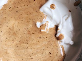 13、网红爆浆珍珠蛋糕,再倒回剩余的蛋白中继续翻拌均匀