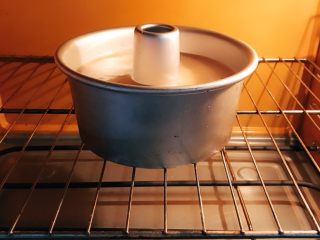 14、网红爆浆珍珠蛋糕,入中空模具，上下火160度烤35-40分钟，出炉震一下震出热气，倒扣放凉后脱模