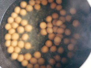 16、网红爆浆珍珠蛋糕,珍珠和水1:5，水烧沸后再下珍珠，小火煮半小时，可以尝一下看是否煮透