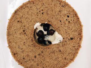 19、网红爆浆珍珠蛋糕,在蛋糕中间先放点打好的奶酱，放几粒珍珠，再填满奶酱