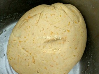 4、南瓜豆沙丸子,调入面粉，糯米粉，合成一个柔软光滑的面团，盖上保鲜膜静置5分钟；