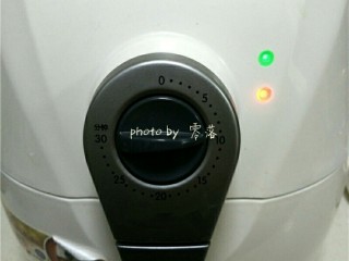 12、南瓜豆沙丸子,时间设置为15分钟；中途取出，摇晃一下空气炸篮，再给丸子刷一层植物油；