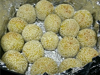 13、南瓜豆沙丸子,程序结束后，观察丸子是否熟透；可用牙签扎入丸子中心再拔出，牙签上没有残留物，就表示丸子炸好了；