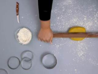 4、草莓挞,4.取出面团，撒上些许面粉后放上面团，擀至3毫米的厚度