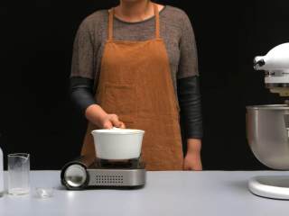 9、草莓挞,3.混合煮沸液，将煮沸的奶液倒入面糊搅拌均匀