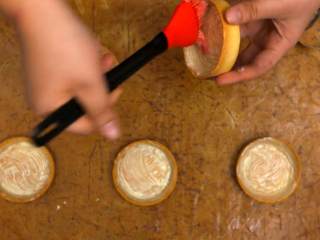 12、草莓挞,制作成品：1.取出挞底，在挞壳内侧刷上白巧克力