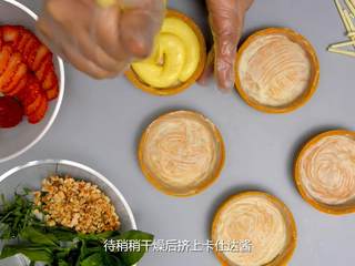 13、草莓挞,2.待稍稍干燥后挤上卡仕达酱，抹平卡仕达酱